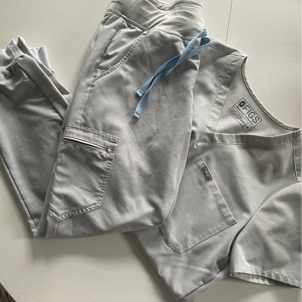SET of FIGS scrubs in grey. Catarina top, Zamora joggers bottoms. Both size M.